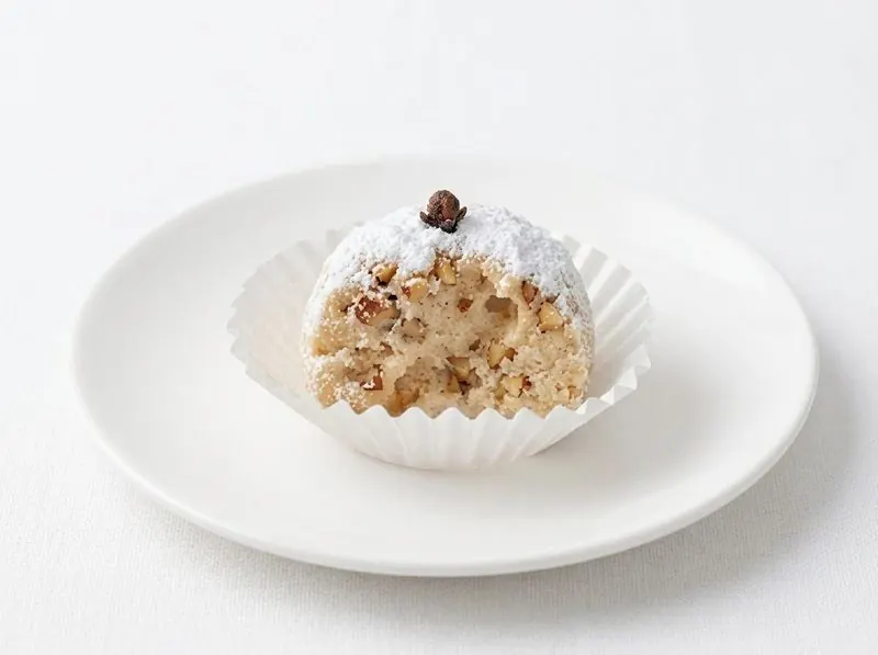 Greek Almond Shortbread Cookies (Kourabiedes)