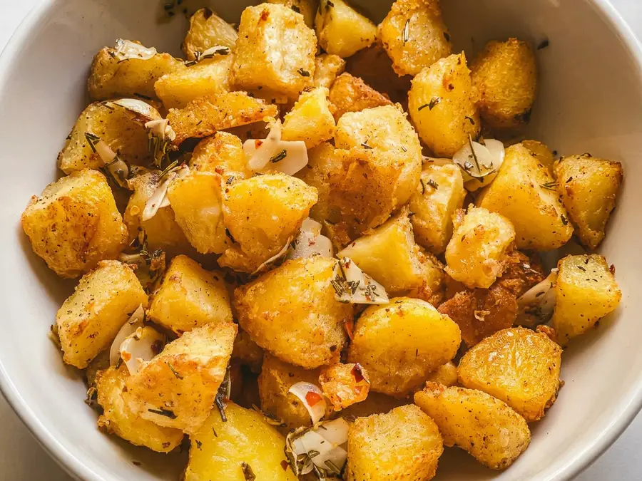 Greek Rosemary Potatoes (Patates Sto Fourno me Dendrolivano)